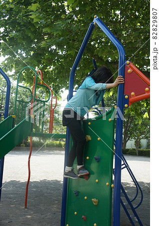 ボルダリングする健康的な長身美女 ボルダリングする健康的な長身美女 82829807