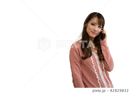 通話中の若い女性 82829832
