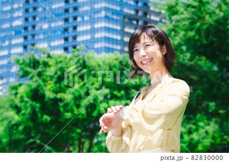 都会の若いビジネスウーマン 82830000