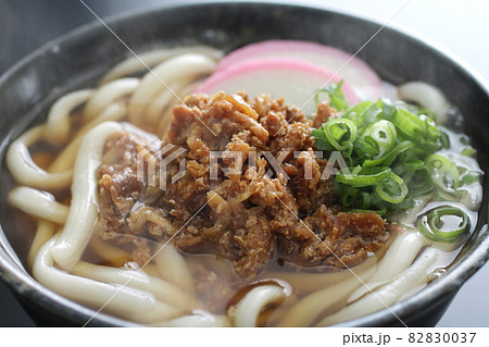 湯気の上る温かいうどん 湯気の上る温かいうどん 82830037