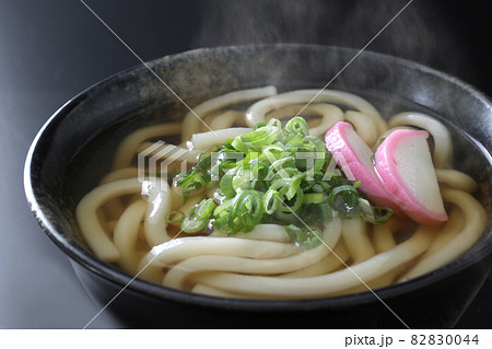 湯気の上る温かいうどん 湯気の上る温かいうどん 82830044