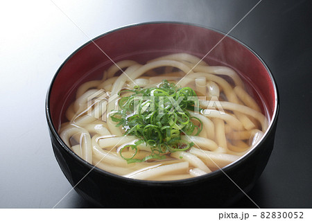 湯気の上る温かいうどん 湯気の上る温かいうどん 82830052