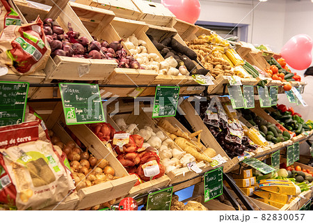 パリのスーパー 82830057