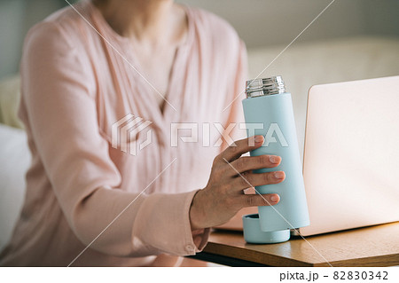 マイボトルを使う女性の手元 82830342