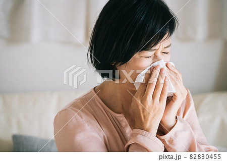 ティッシュで鼻をかむ女性・花粉症イメージ ティッシュで鼻をかむ女性・花粉症イメージ 82830455