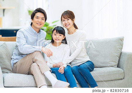 家族　親子　小学生　子供　ライフスタイル　リビング 82830716