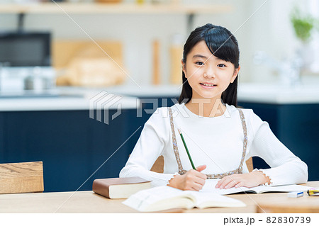 小学生 子供 女性 勉強 受験 教育 学習 小学生 子供 女性 勉強 受験 教育 学習 82830739