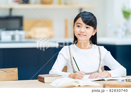 小学生 子供 女性 勉強 受験 教育 学習 小学生 子供 女性 勉強 受験 教育 学習 82830740