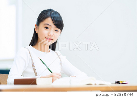 小学生　子供　女性　勉強　受験　教育　学習 82830744
