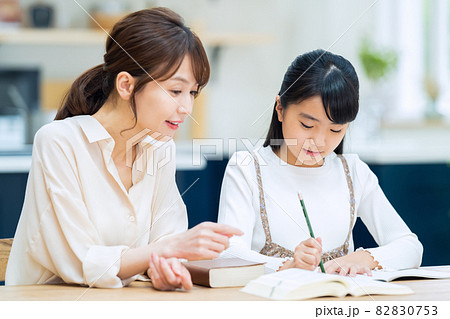 小学生 子供 女性 勉強 受験 教育 学習 小学生 子供 女性 勉強 受験 教育 学習 82830753