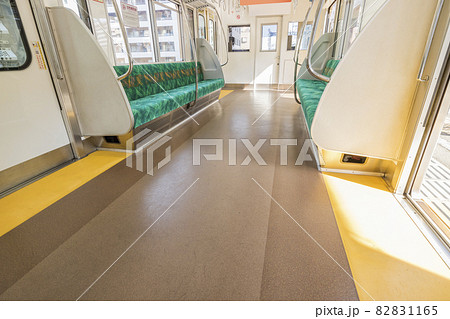 京王線　新宿行き　府中駅　府中駅ホーム　車内　座席　ドア 82831165