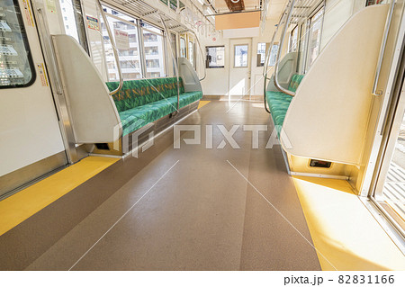 京王線　新宿行き　府中駅　府中駅ホーム　車内　座席　ドア 82831166