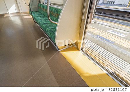 京王線　新宿行き　府中駅　府中駅ホーム　車内　座席　ドア 82831167