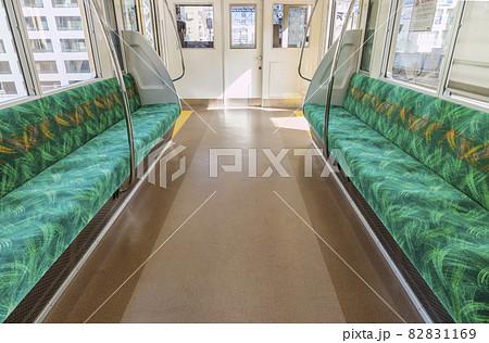 京王線　新宿行き　府中駅　府中駅ホーム　車内　座席　ドア 82831169