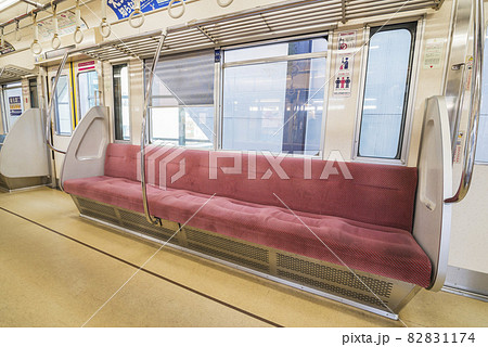 京王線　新宿行き　府中駅　府中駅ホーム　車内　座席　ドア 82831174