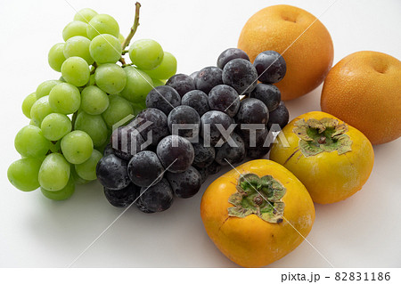 秋のフルーツ・ブドウ・なし・柿 82831186