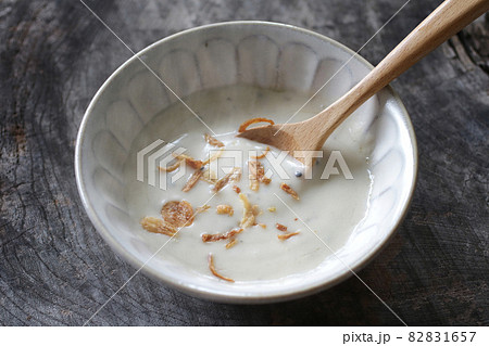 温かいスープにトッピングしたフライドオニオン 82831657