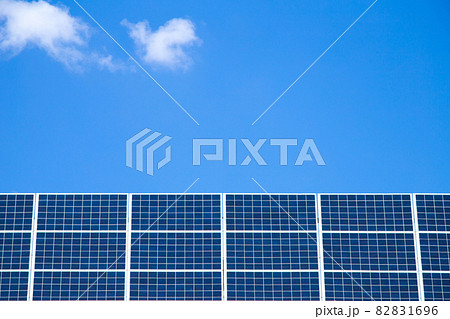 ソーラーパネルと青空 82831696
