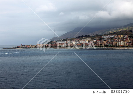 強風荒海のメッシーナ海峡を航海中 強風荒海のメッシーナ海峡を航海中 82831750