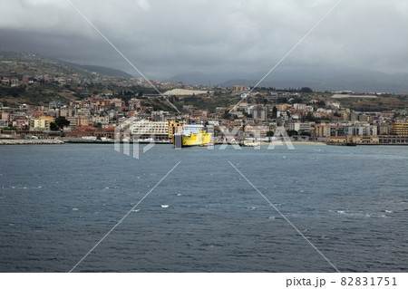 強風荒海のメッシーナ海峡を航海中 82831751