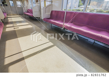 京王線 新宿行き 車内 座席 ドア 陽射し 多摩川 京王線 新宿行き 車内 座席 ドア 陽射し 多摩川 82831762
