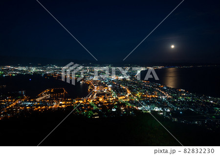 函館山の夜景と満月 函館山の夜景と満月 82832230