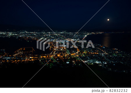 函館山の夜景と満月 82832232