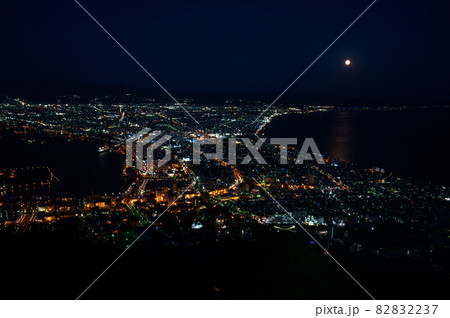 函館山の夜景と満月 函館山の夜景と満月 82832237