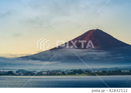 朝焼けの富士山と河口湖(赤富士) 朝焼けの富士山と河口湖(赤富士) 82832512