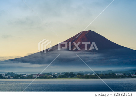朝焼けの富士山と河口湖(赤富士) 朝焼けの富士山と河口湖(赤富士) 82832513