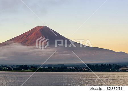 朝焼けの富士山と河口湖(赤富士) 朝焼けの富士山と河口湖(赤富士) 82832514