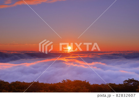 宮城県栗原市栗駒 栗駒山登山口の駐車場いわかがみ平からの雲海とご来光の写真素材 2607