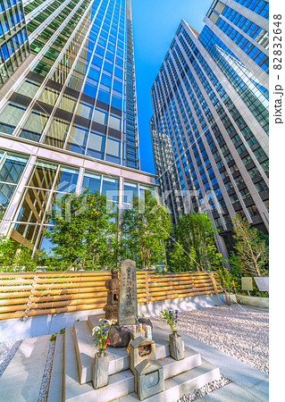 日本の東京都市景観　リニューアルされた「平将門の首塚」や大手町ワンなどを望む 82832648