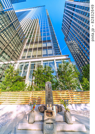 日本の東京都市景観　リニューアルされた「平将門の首塚」や大手町ワンなどを望む 82832649