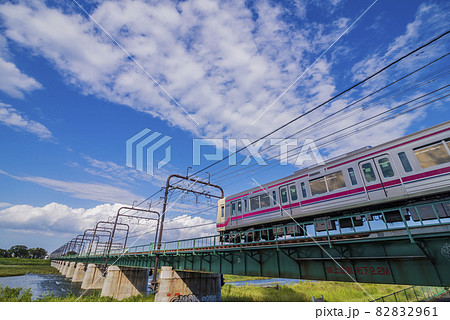 京王線　聖蹟桜ヶ丘　多摩川橋梁　電車　青空 82832961