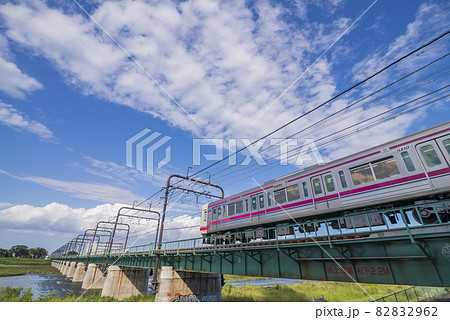 京王線　聖蹟桜ヶ丘　多摩川橋梁　電車　青空 82832962