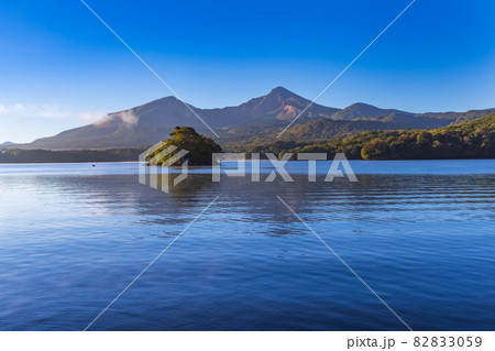 朝日に照らされた福島県の磐梯山と桧原湖 朝日に照らされた福島県の磐梯山と桧原湖 82833059
