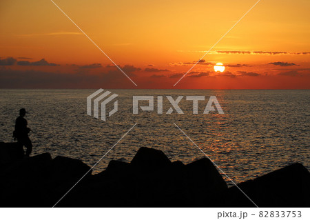 三国サンセットビーチの夕暮れ（福井県 坂井市 三国町 シルエット） 82833753