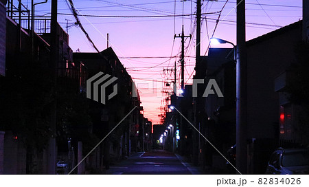 朝焼け/夕焼けの住宅街 朝焼け/夕焼けの住宅街 82834026