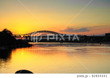 秋の長良川に架かる忠節橋の夕暮れ時 82834341