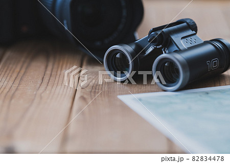 双眼鏡 アウトドア道具イメージ素材 双眼鏡 アウトドア道具イメージ素材 82834478