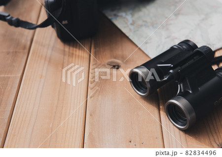 双眼鏡 アウトドア道具イメージ素材 双眼鏡 アウトドア道具イメージ素材 82834496