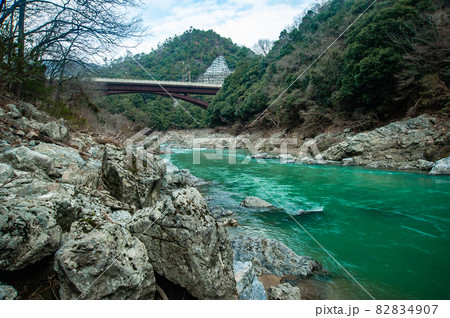 保津川峡谷に架かるJR西日本山陰本線保津峡駅 保津川峡谷に架かるJR西日本山陰本線保津峡駅 82834907
