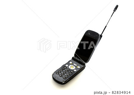 アンテナのついた黒くて古い携帯電話のガラケー 82834914