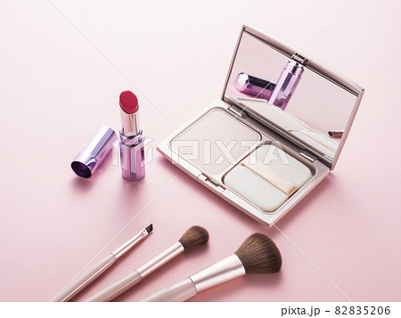 メイクブラシとコンパクトケースとリップスティック メイクブラシとコンパクトケースとリップスティック 82835206