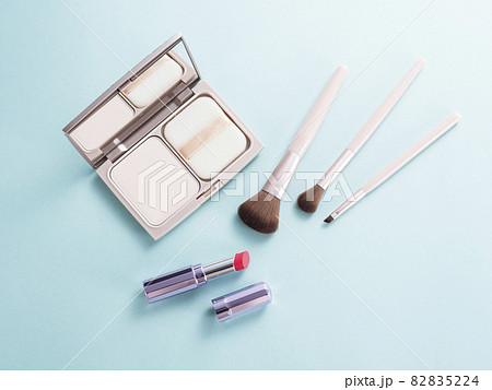 メイクブラシとコンパクトケースとリップスティック 82835224