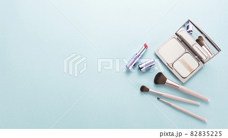 メイクブラシとコンパクトケースとリップスティック メイクブラシとコンパクトケースとリップスティック 82835225