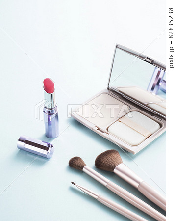 メイクブラシとコンパクトケースとリップスティック メイクブラシとコンパクトケースとリップスティック 82835238