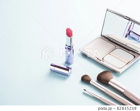 メイクブラシとコンパクトケースとリップスティック 82835239