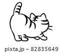 日本画タッチの背中を向けて伸びをする猫イラスト 82835649